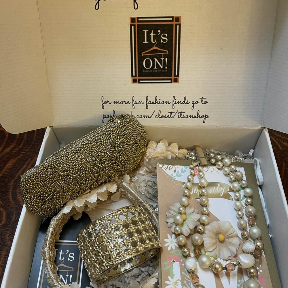 Fashion Accessory Boxed Set - Picture 2 of 3